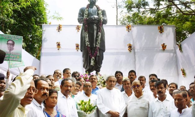 Naveen Unveils Nilamani Routray’s Statue