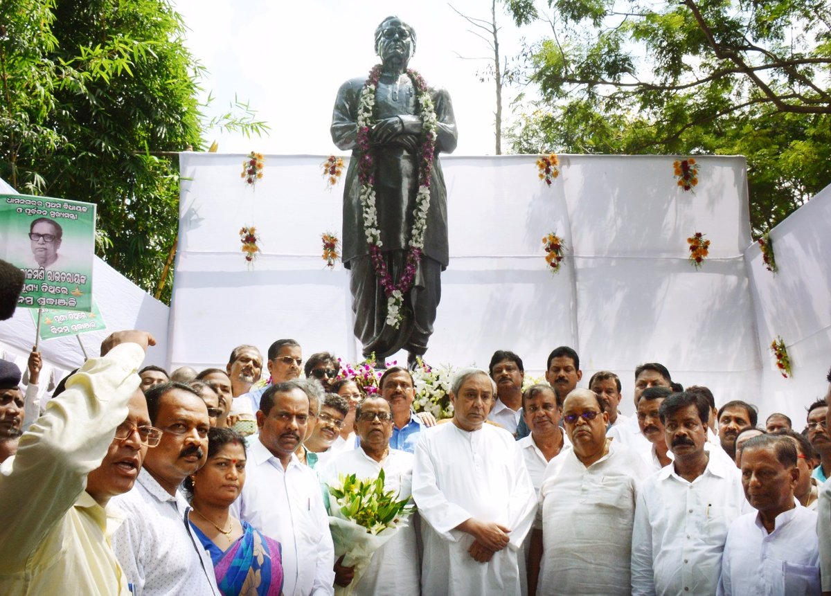 Naveen Unveils Nilamani Routray’s Statue