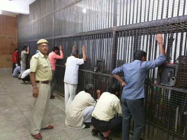 People Rotting in Jails Despite Release Orders: SC Wonders “What is this Happening?”