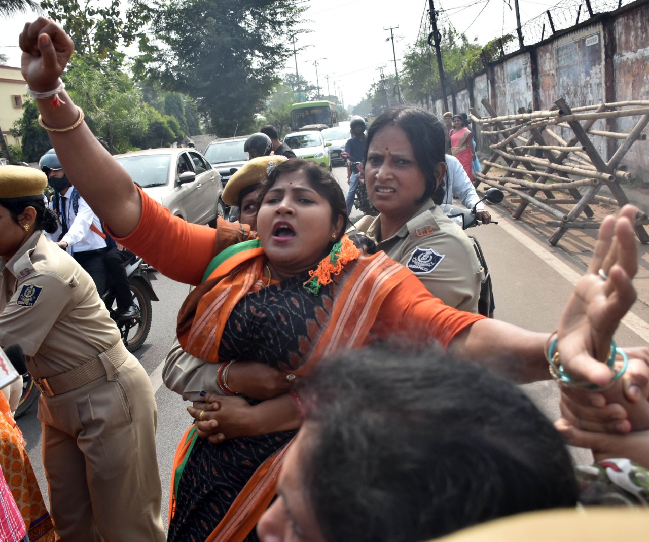 BJP Mahila Morcha & Naba Nirman Yuva-Chatra Sangathan’s Naveen Niwas Gherao