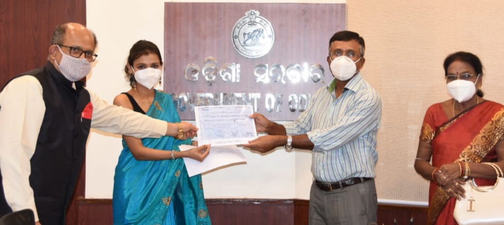 UK Odia Samaj donates Rs 7 lakh to Odisha CM Covid-19 Fund