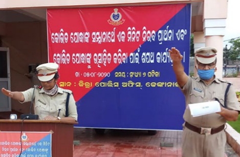 Odisha police offer silent prayer for Covid warriors