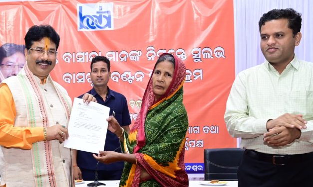 Odisha Urban Minister distributes affordable houses to 116 beneficiaries